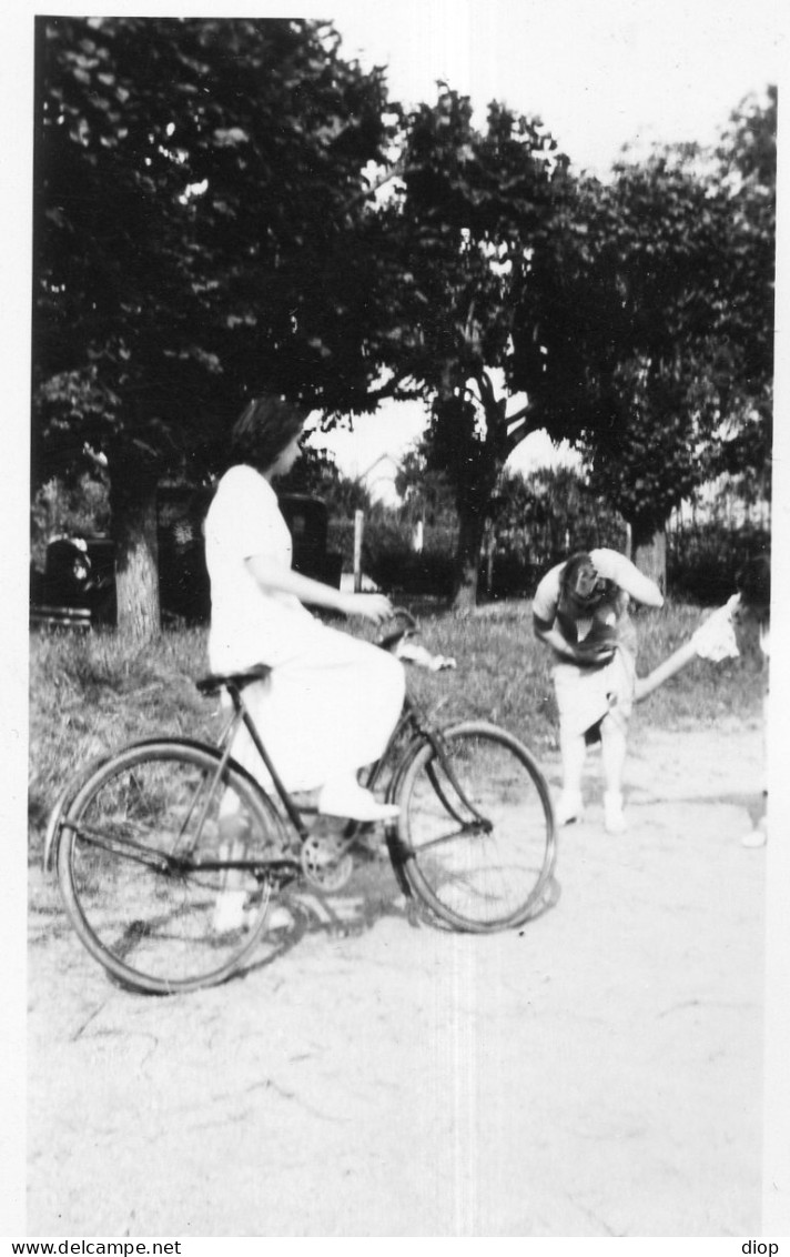 Photo Vintage Paris Snap Shop- Femme Women Bicyclette Bicycle  - Autres & Non Classés