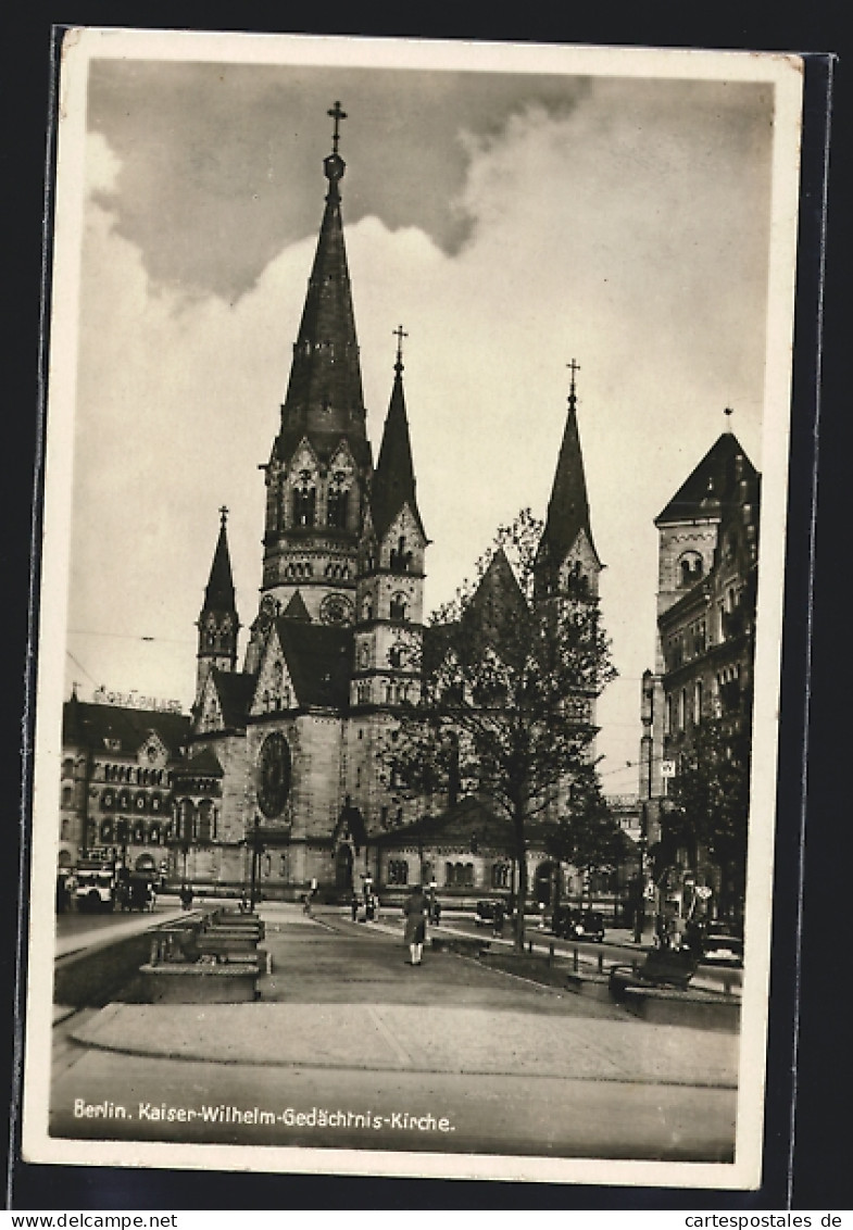 AK Berlin-Charlottenburg, Seitenansicht Der Kaiser-Wilhelm-Gedächtnis-Kirche  - Charlottenburg