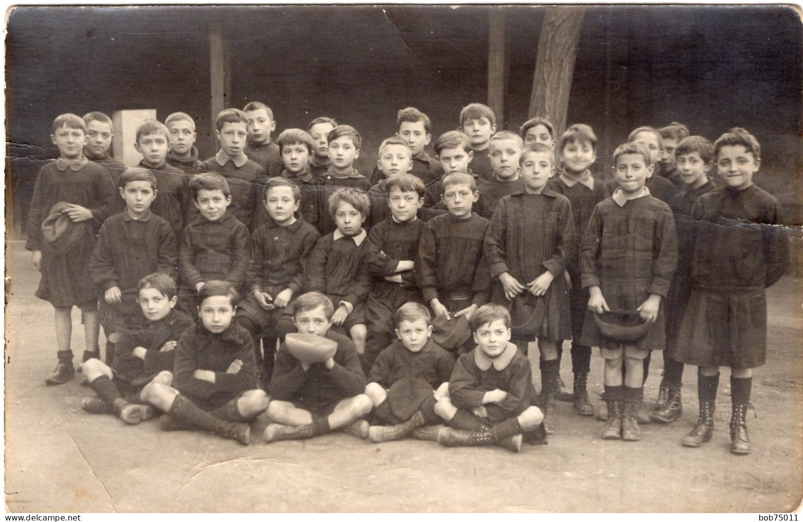 Carte Photo D'une Classe De Jeune Garcon Posant Dans La Cour De Leurs école Vers 1920 - Personnes Anonymes