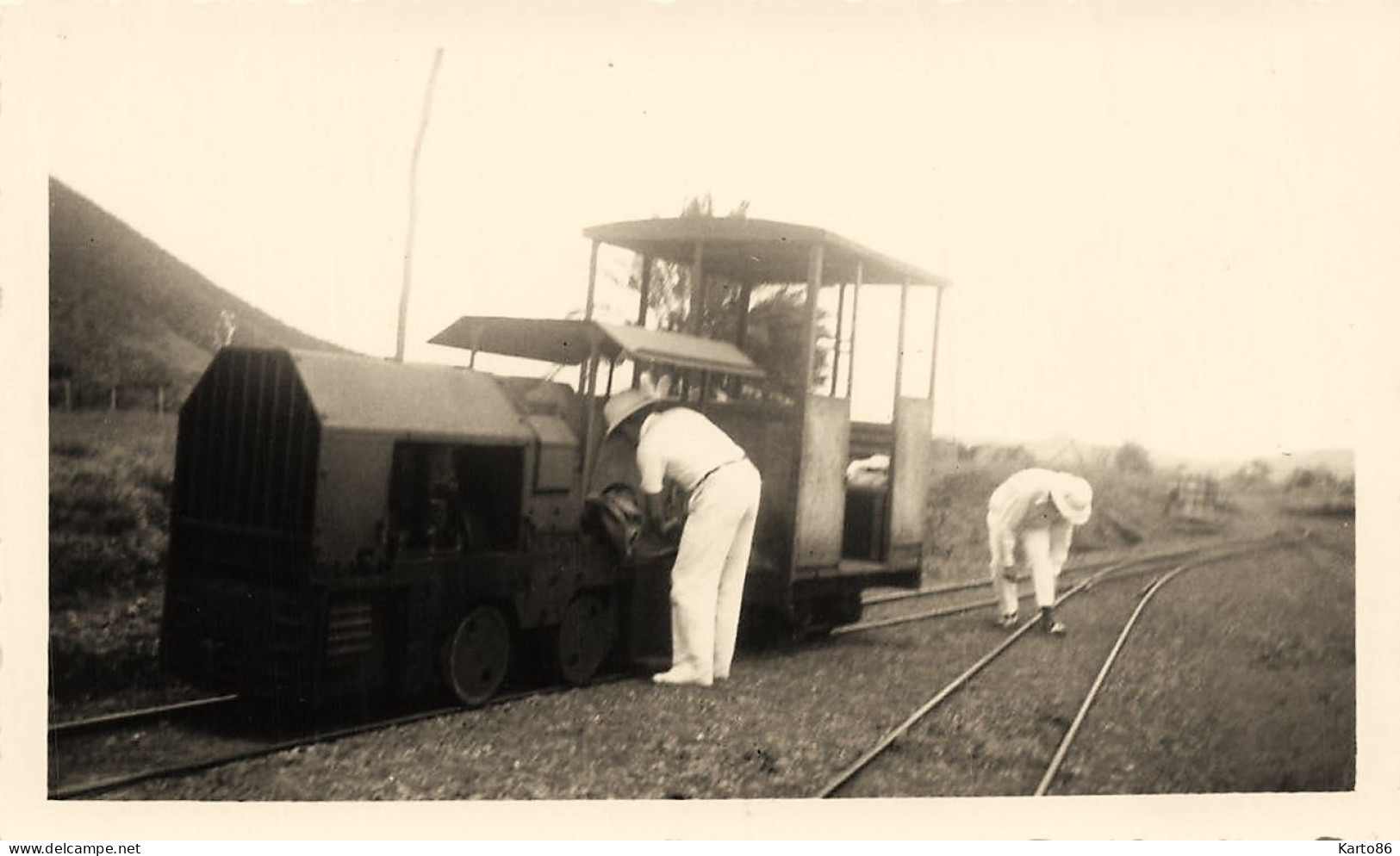 Nouvelle Calédonie * Train Machine Locomotive Ligne Chemin De Fer , Transport Canne à Sucre ? *photo Ancienne 11.2x6.8cm - Nouvelle Calédonie