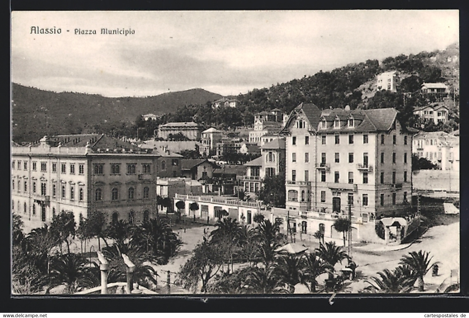 Cartolina Alassio, Piazza Municipio  - Autres & Non Classés