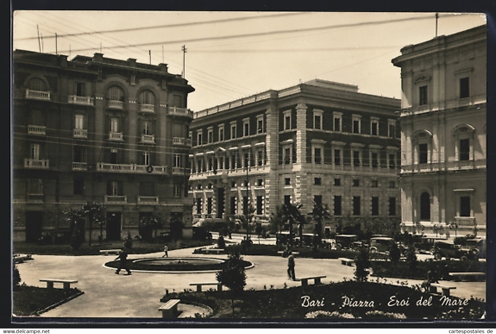 Cartolina Bari, Piazza, Eroi Del Mare  - Bari
