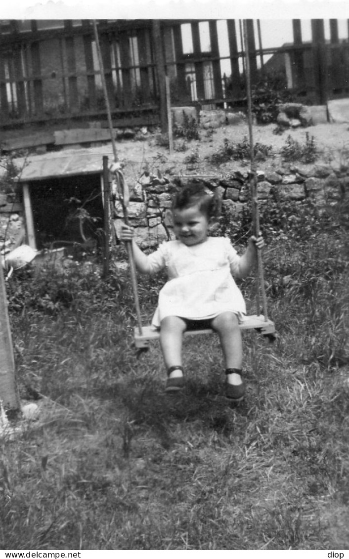 Photo Vintage Paris Snap Shop- Petite Fille Girl Balan&ccedil;oire Swing  - Personnes Anonymes