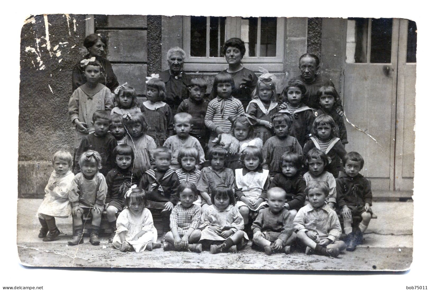 Carte Photo D'une Classe Mixte De Petit Enfant Avec Leurs Professeurs Posant Dans Leurs école Vers 1920 - Personnes Anonymes