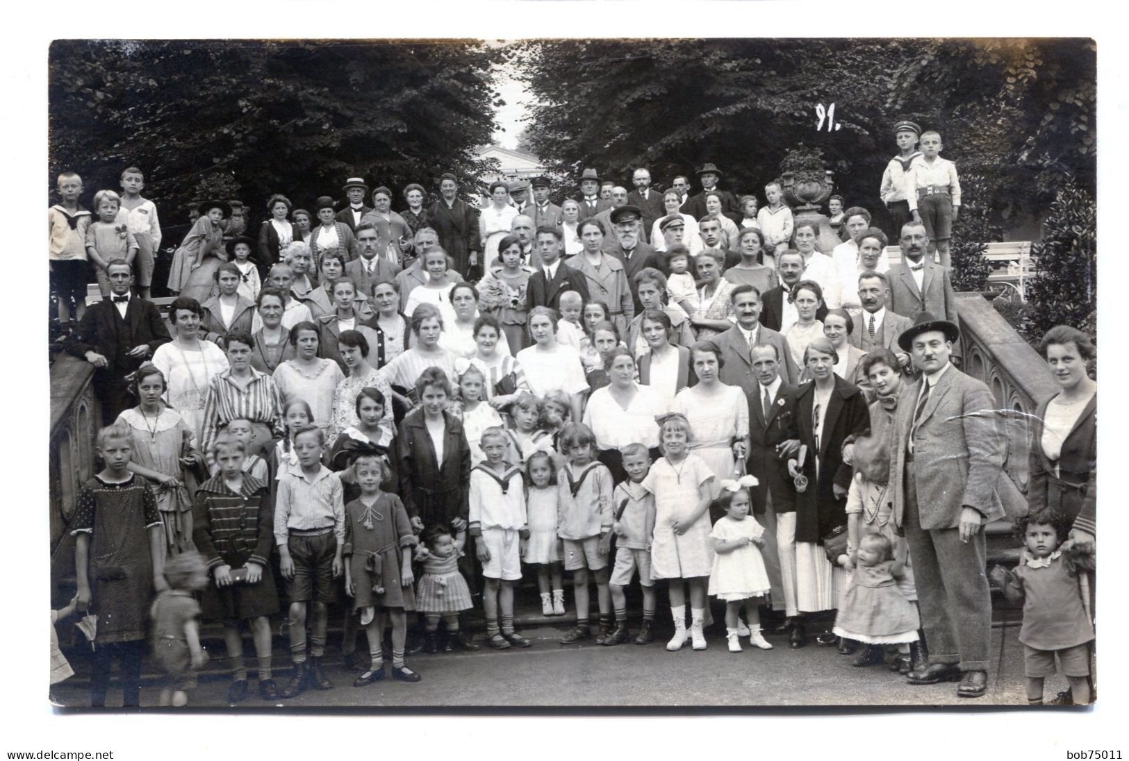 Carte Photo D'une Grande Famille élégante Posant Sur Les Escalier D'un Jarcdin Vers 1930 - Anonymous Persons