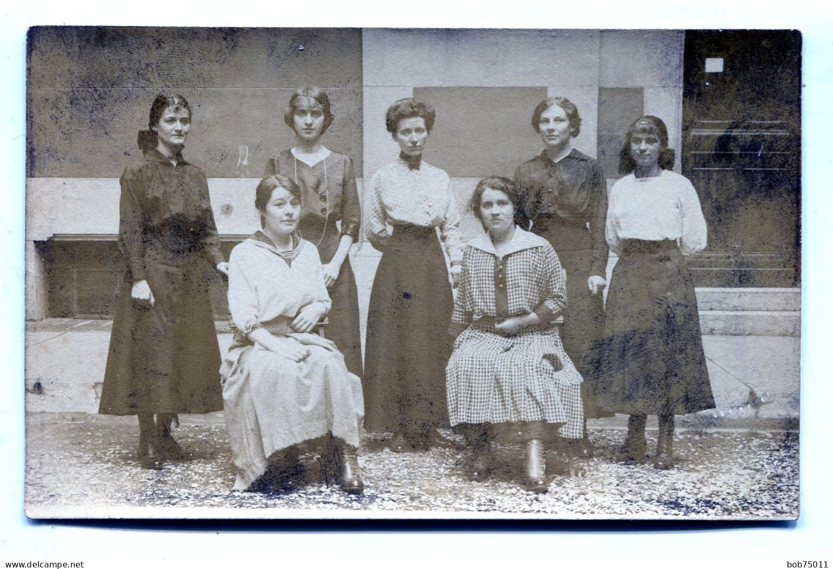 Carte Photo D'une Femme élégante Avec Six Jeune Fille élégante Posant Devant Leurs Maison Vers 1910 - Anonymous Persons