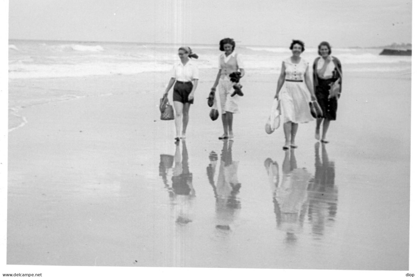 Photo Vintage Paris Snap Shop- Femme Women Mode Fashion Mer Sea Plage Beach - Personnes Anonymes