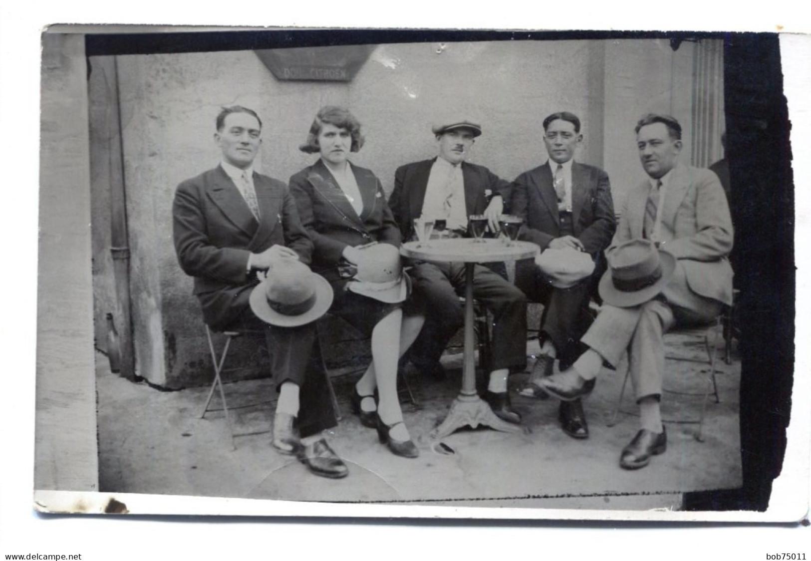 Carte Photo D'une Femme élégante Avec Quatre Hommes élégant A La Terrasse D'un Café Vers 1920 - Personnes Anonymes