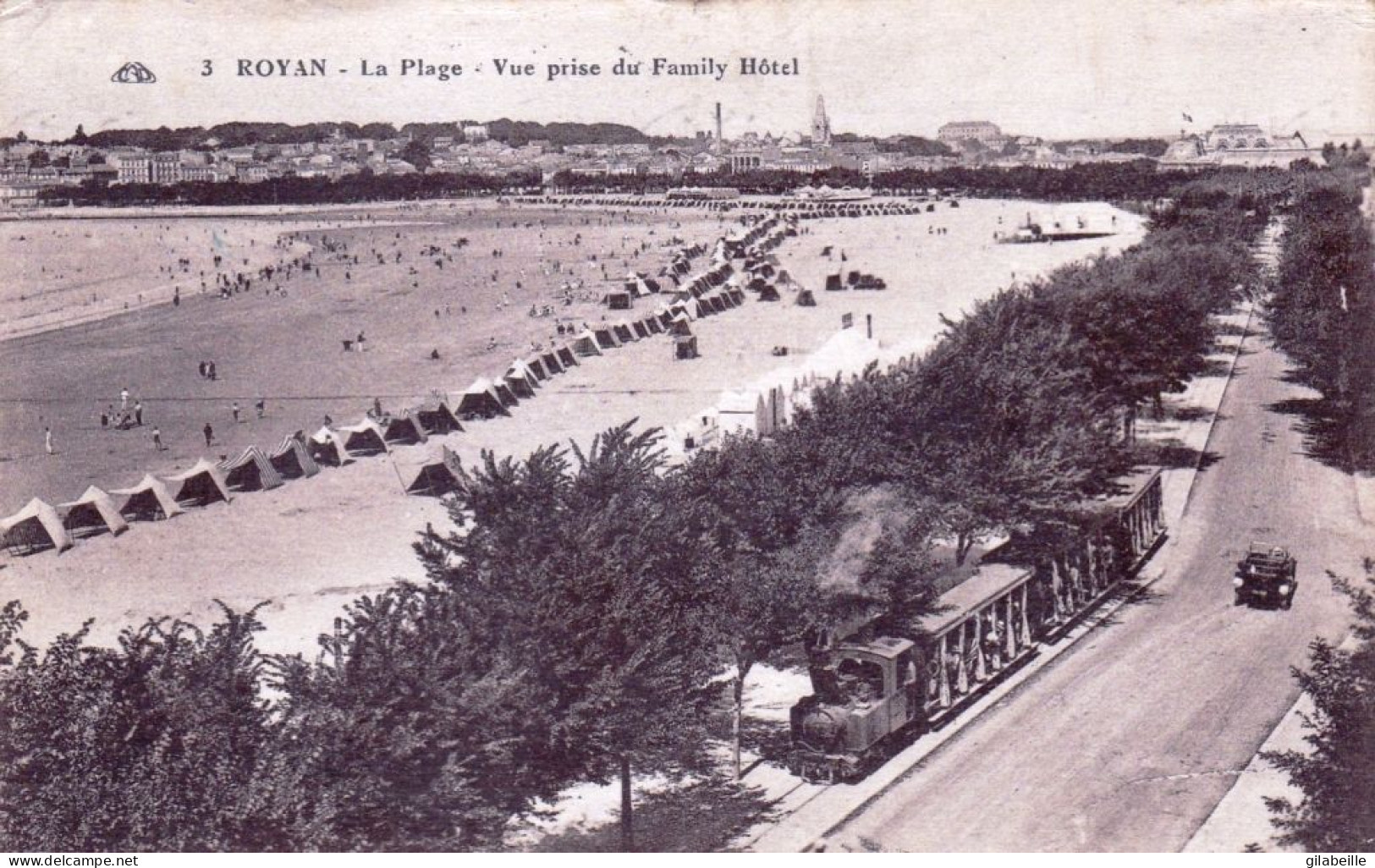 17 -  ROYAN - La Plage Et Le Petit Train  - Vue Prise Du Family Hotel - Royan