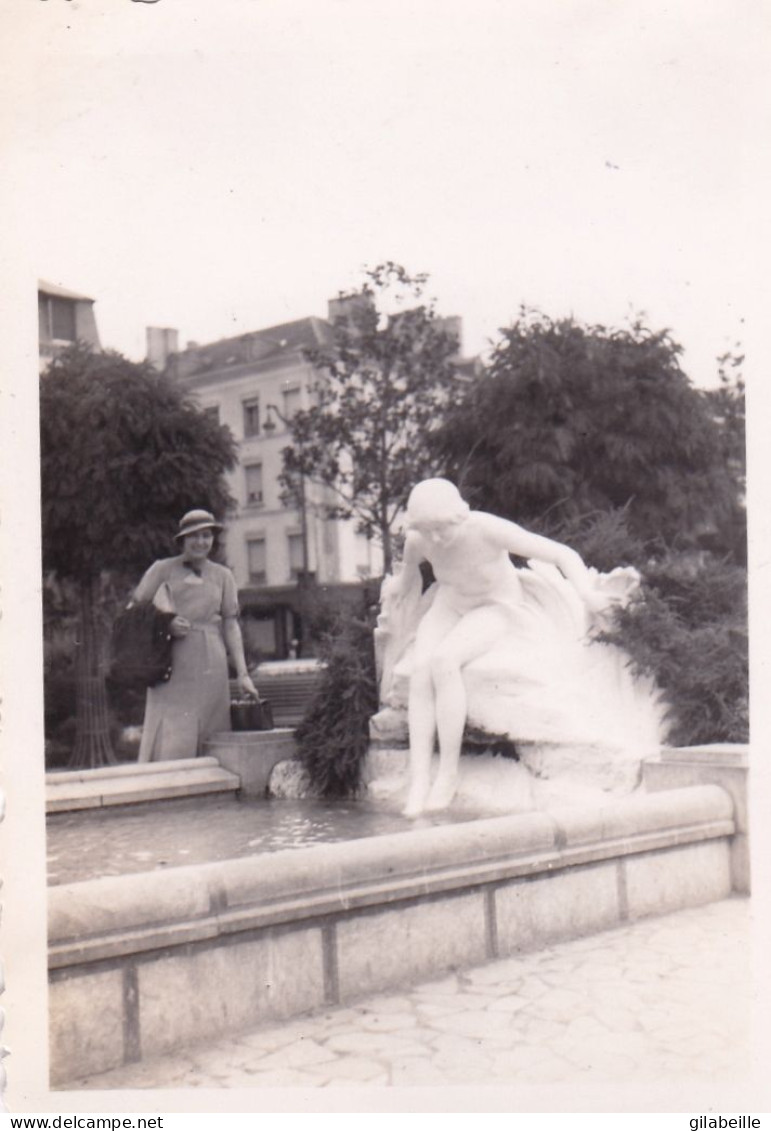 Photo 9.0 X 6.3 -  PAU   (64 ) Fontaine Place Georges Clemenceau  - Aout 1934 - Orte