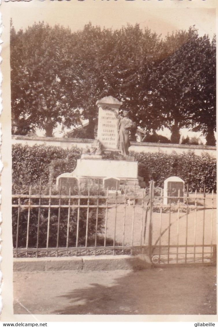 Photo 8.6 X 5.6 -  LOUDUN ( 86 ) Le Monument Aux Morts - Juillet 1946 - Orte