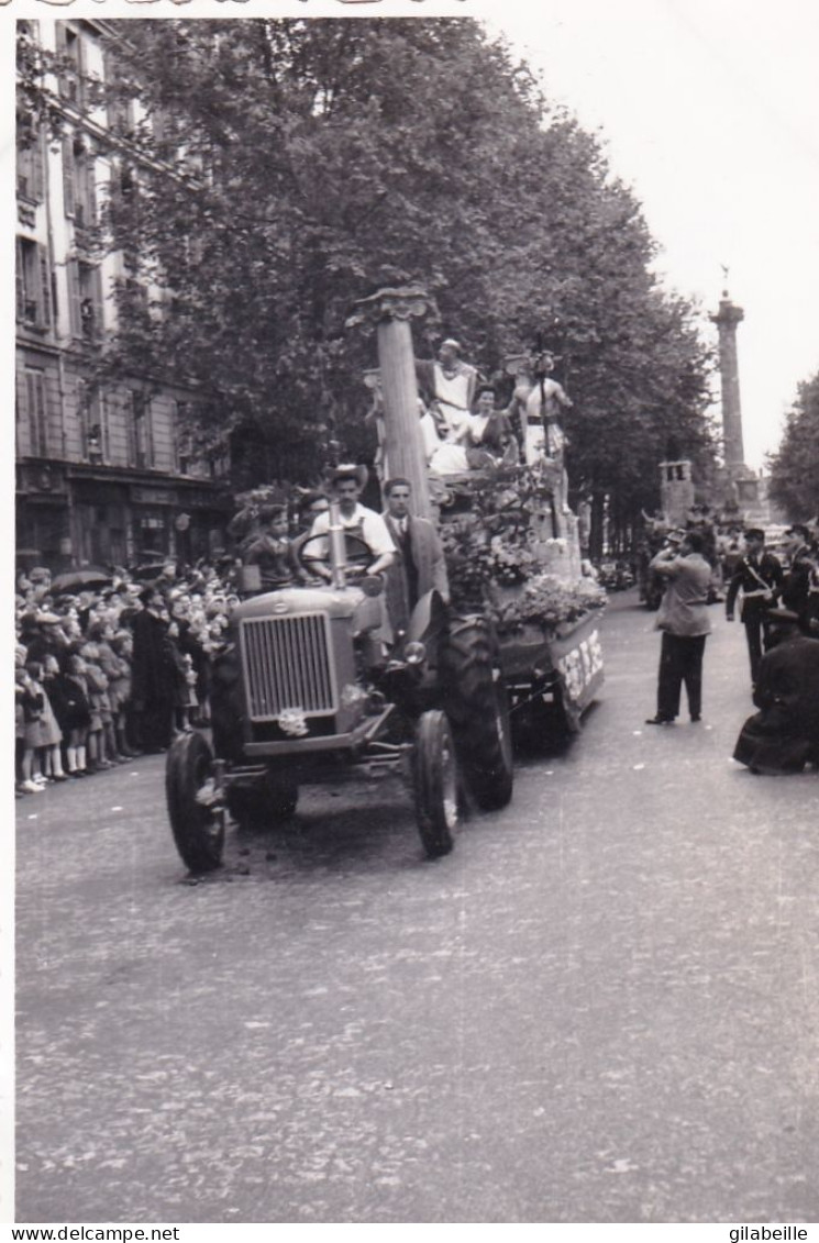 Photo 8.7 X 5.7 - PARIS 11 - Boulevard Beaumarchais - Corso Fleuri - Colonne De Juillet  ( Bastille ) 1953 - Places