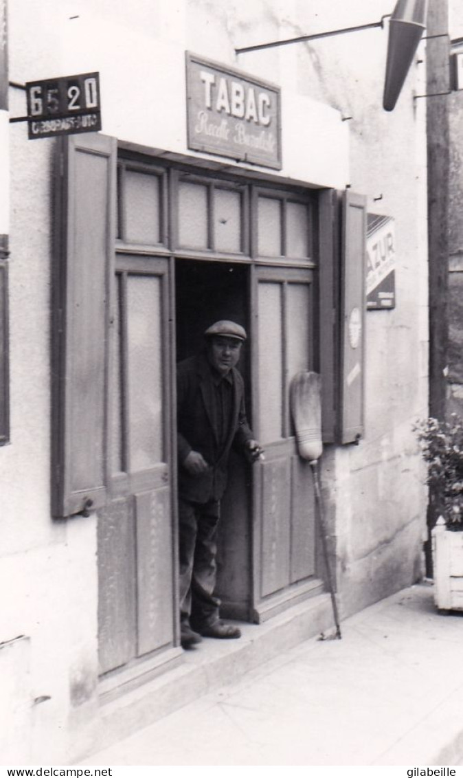 Photo 9.0 X 6.00 - RILLY Sur VIENNE (37 ) Bar - Tabac Du Bourg  - Paques 1956 - Places