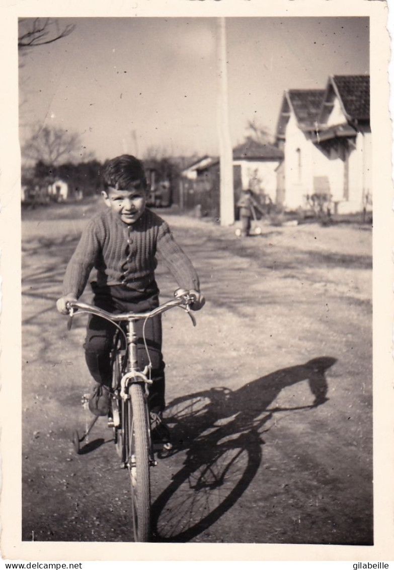 Photo 8.5 X 6.00 - 07 - CAZAUX ( La Teste De Buch ) L Enfant Debute En Vélo - Mars 1961 - Anonymous Persons