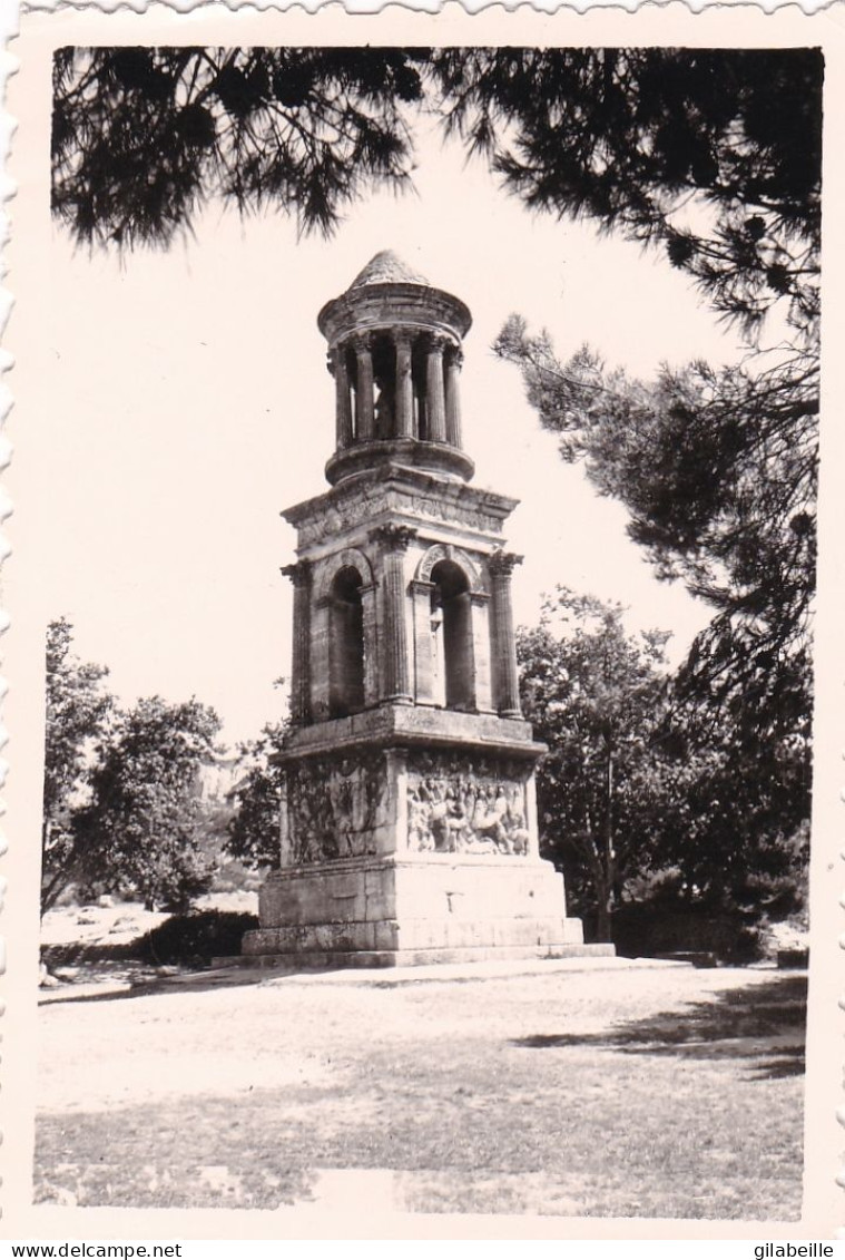 Photo 8.5 X 6.00 -  SAINT REMY De PROVENCE  ( 13 ) - Les Antiques - Juillet 1964 - Places