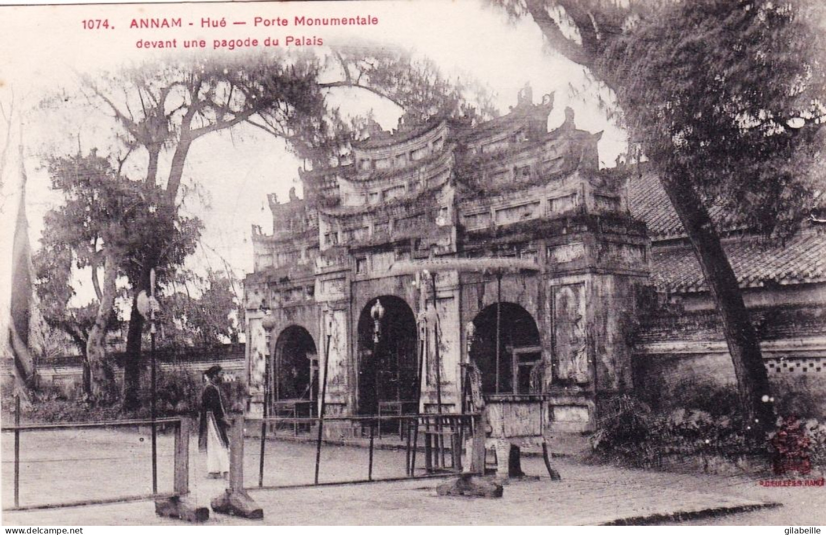 Viet Nam -  ANNAM - Hué -  Porte Monumentale Devant Une Pagode Du Palais - Viêt-Nam