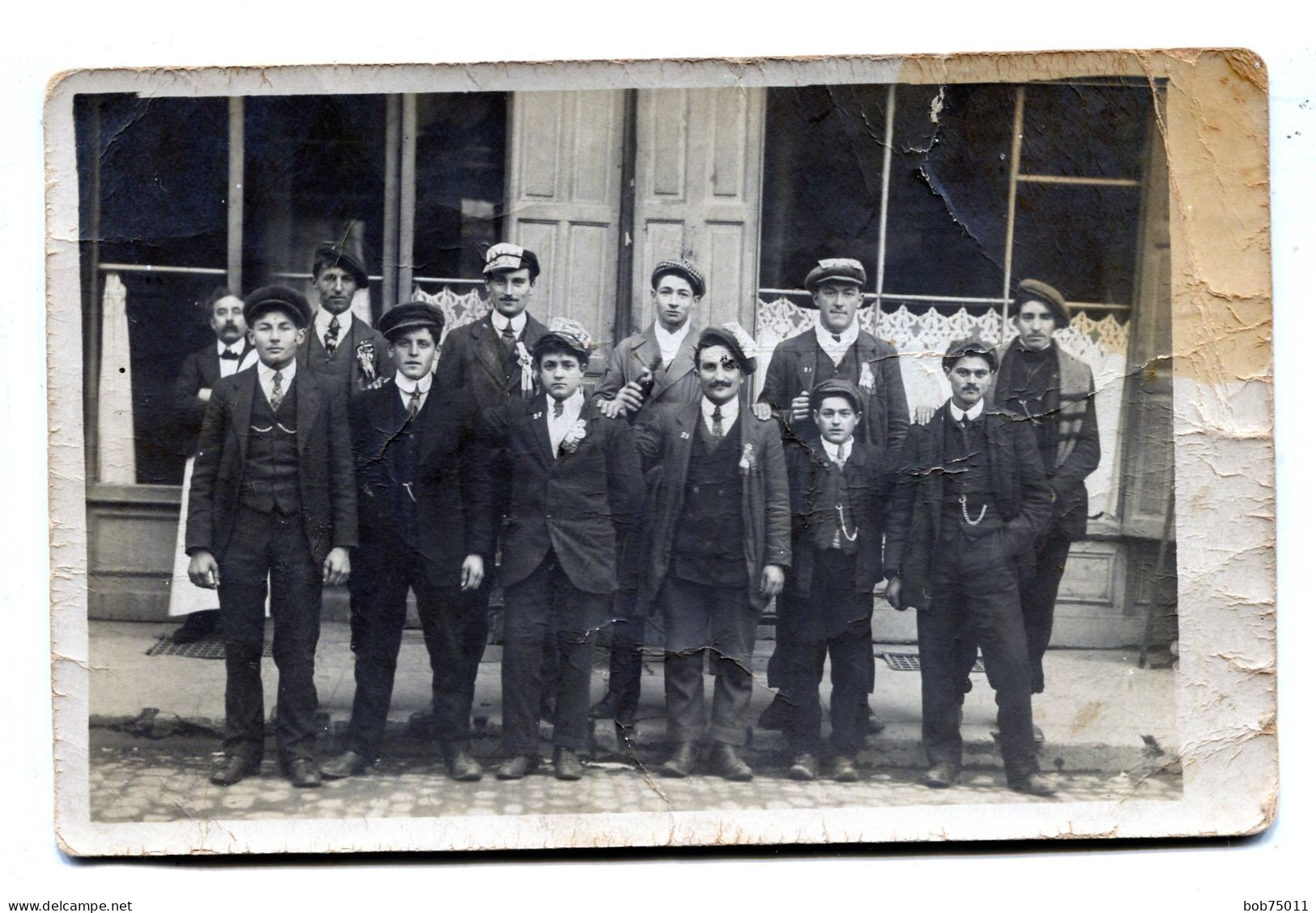 Carte Photo D'hommes élégant ( Des Conscrit ) Posant Devant Un Bar Dans Une Ville Vers 1920 - Personnes Anonymes