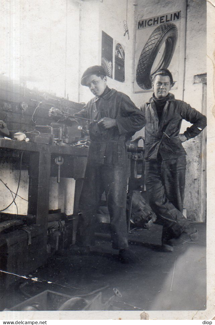 Photo Vintage Paris Snap Shop- Homme Men Atelier Workshop M&eacute;canicien M&eacute;chanic  - Profesiones