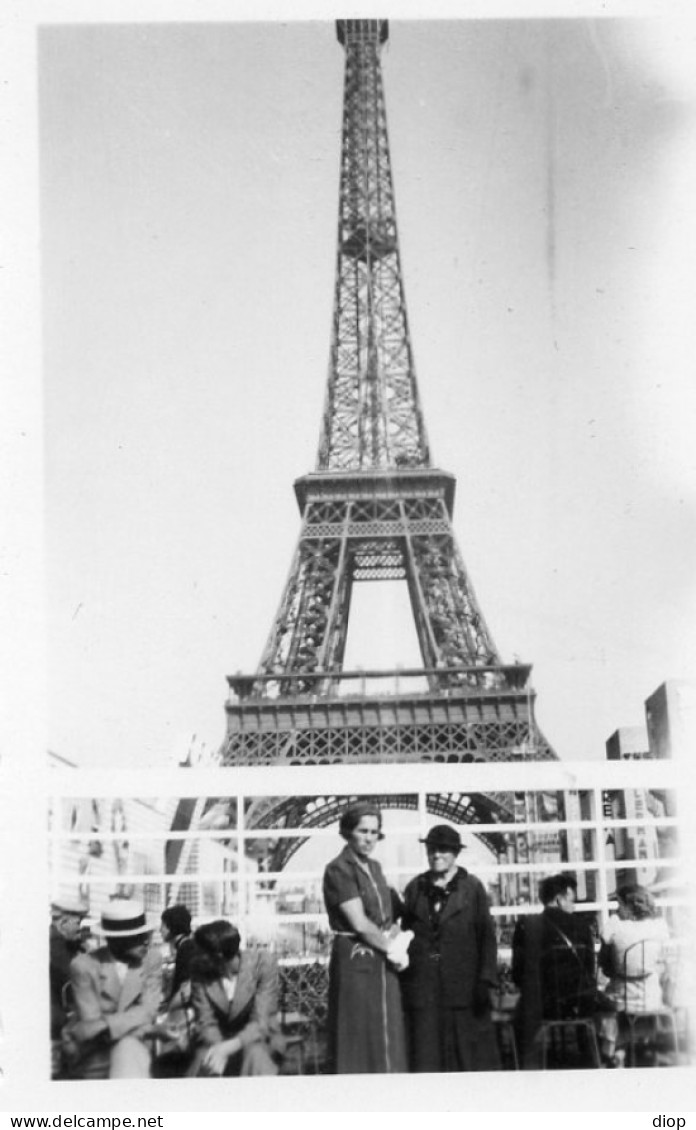 Photo Vintage Paris Snap Shop- Couple Tour Eiffel Eiffel Tower Paris  - Places