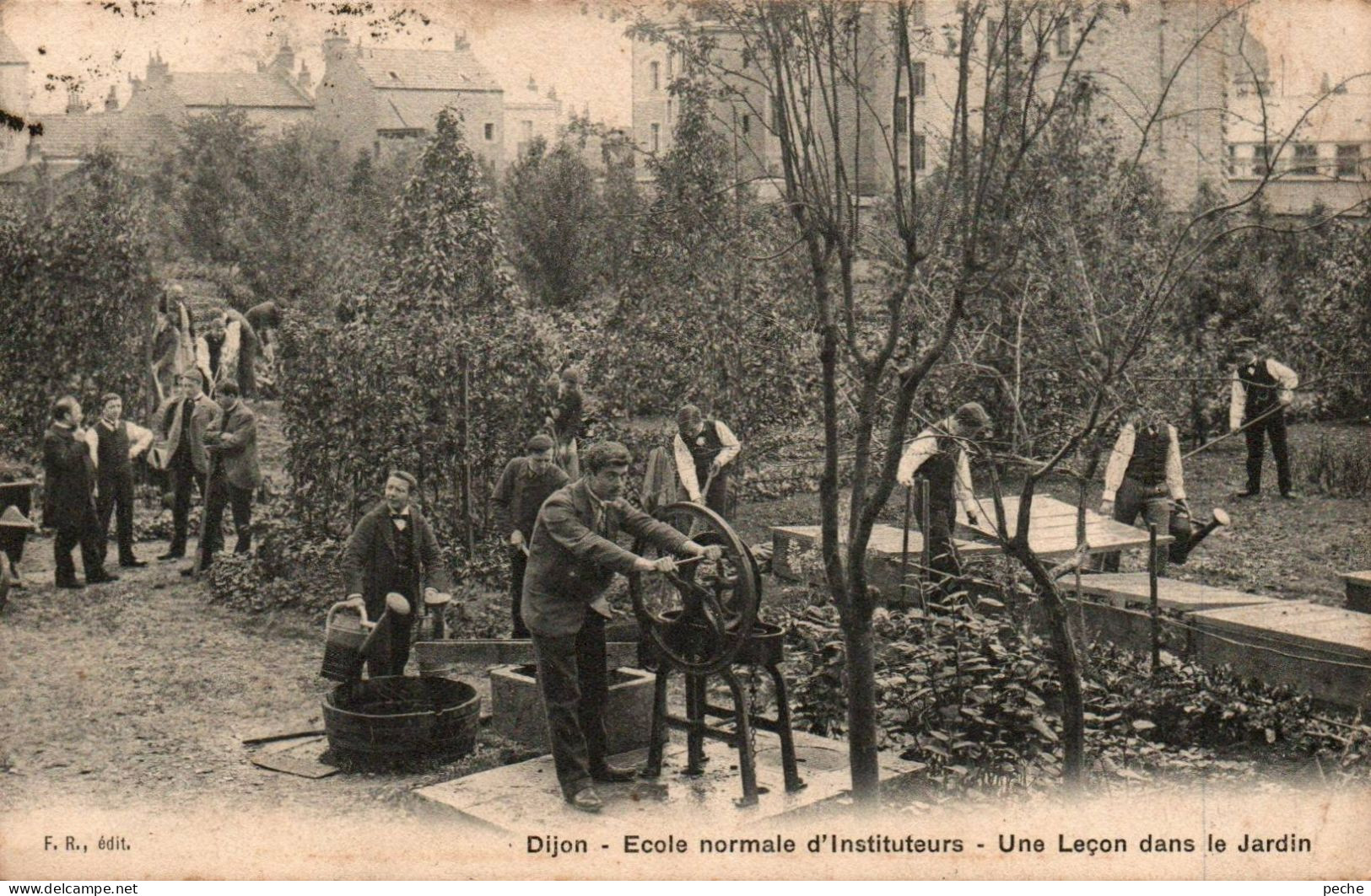 N°2612 W -cpa Dijon -école Normale D'instituteurs -une Leçon Dans Le Jardin- - Dijon