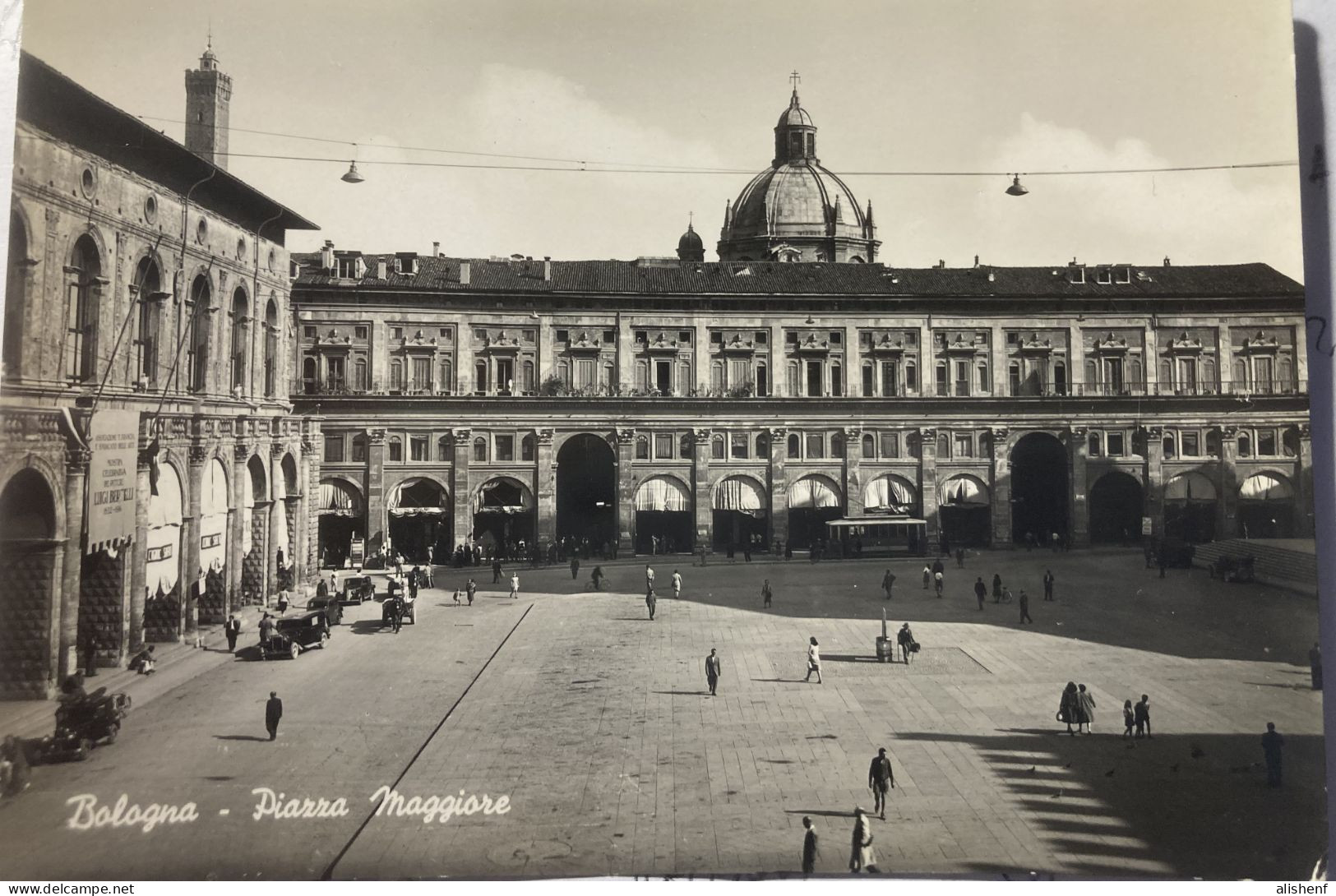 Bologna Piazza Maggiore Animata Con Auto E Carrozze - Bologna