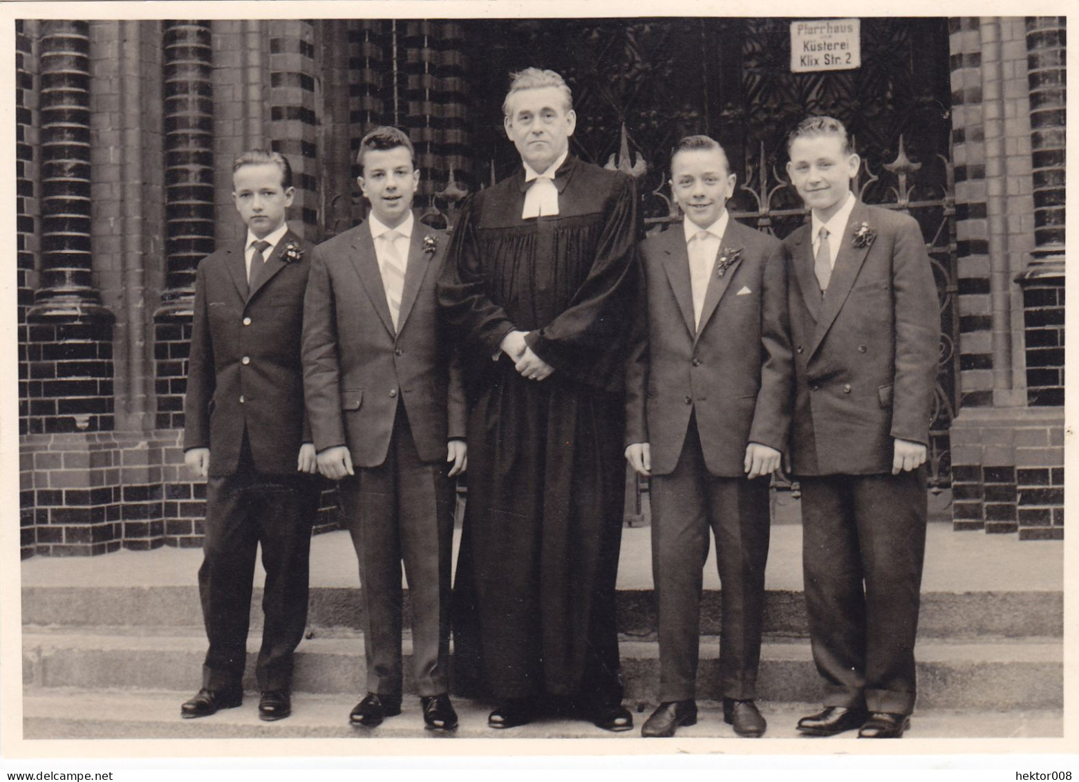 Altes Foto Vintage.Konfirmation Junge Männer Pfarrer Ca 1955.  (  B12  ) - Anonymous Persons