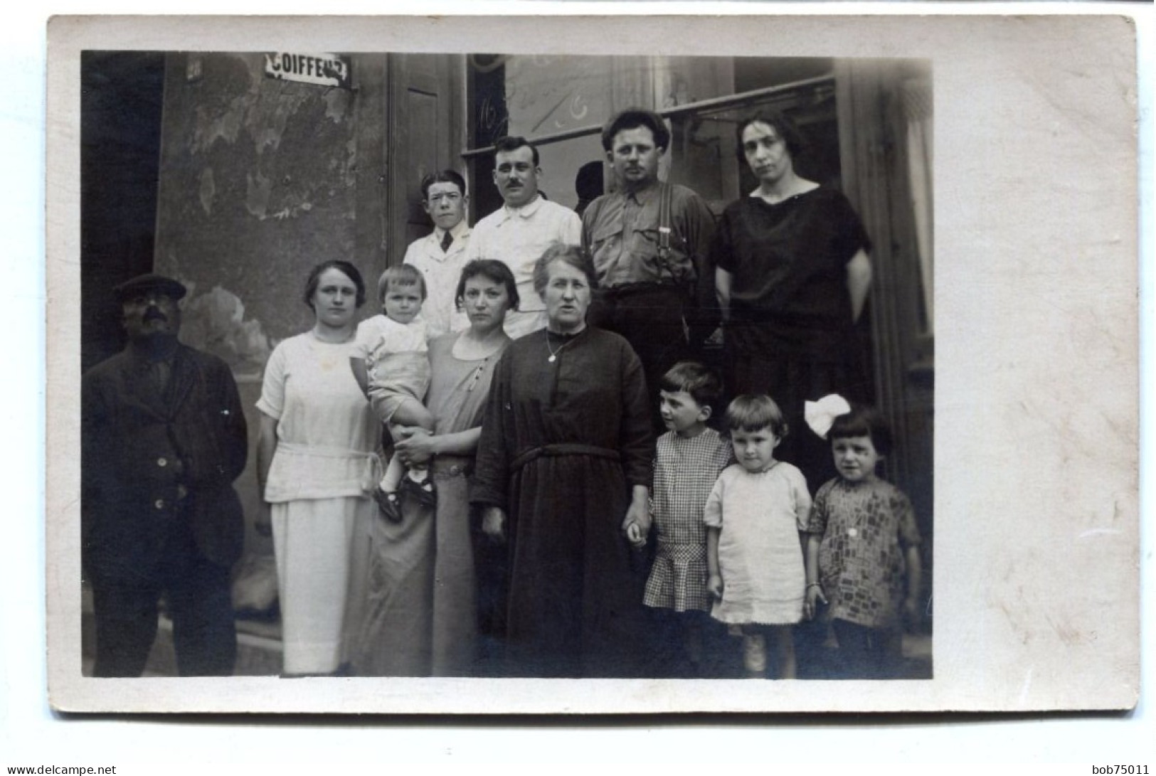 Carte Photo D'une Famille Posant Devant Leurs Salon De Coiffure Dans Un Village - Anonyme Personen