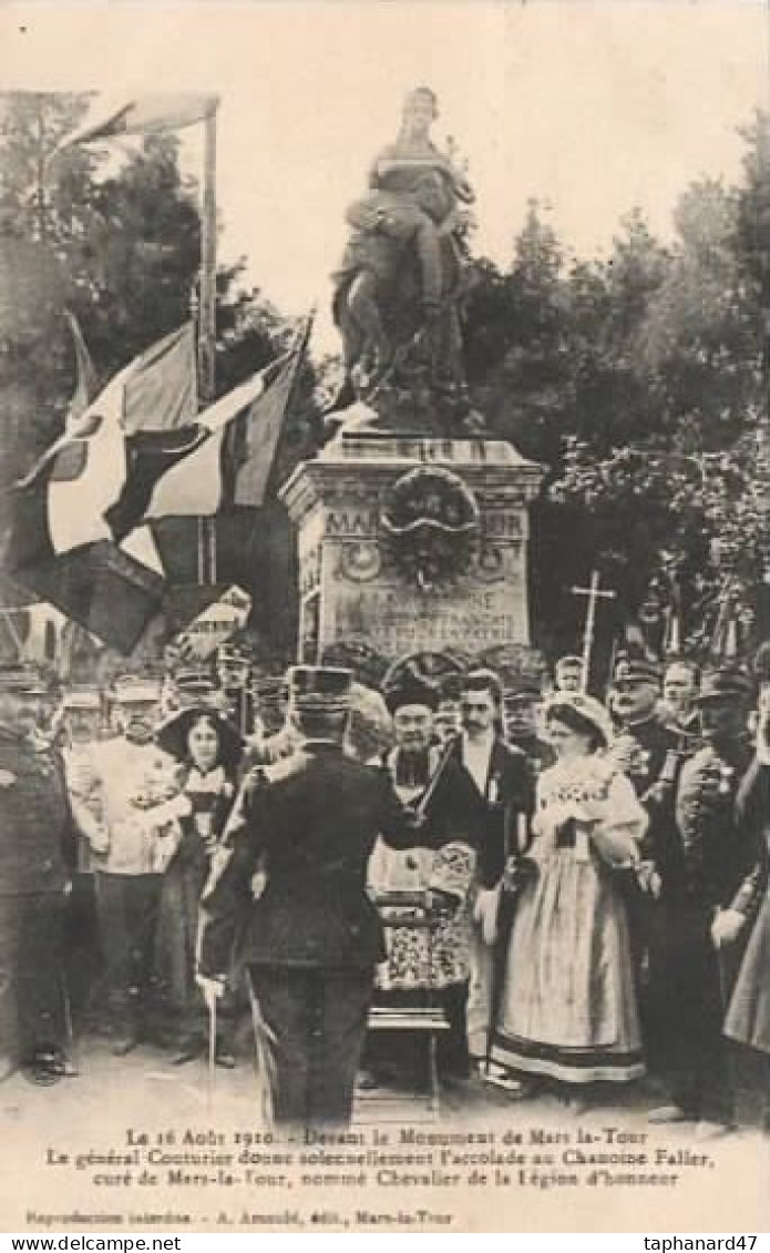 . 54 . MARS La-TOUR . Le Gén. Couturier Donne Solennellement L'accolade Au Chamoine Faller................ - Autres & Non Classés