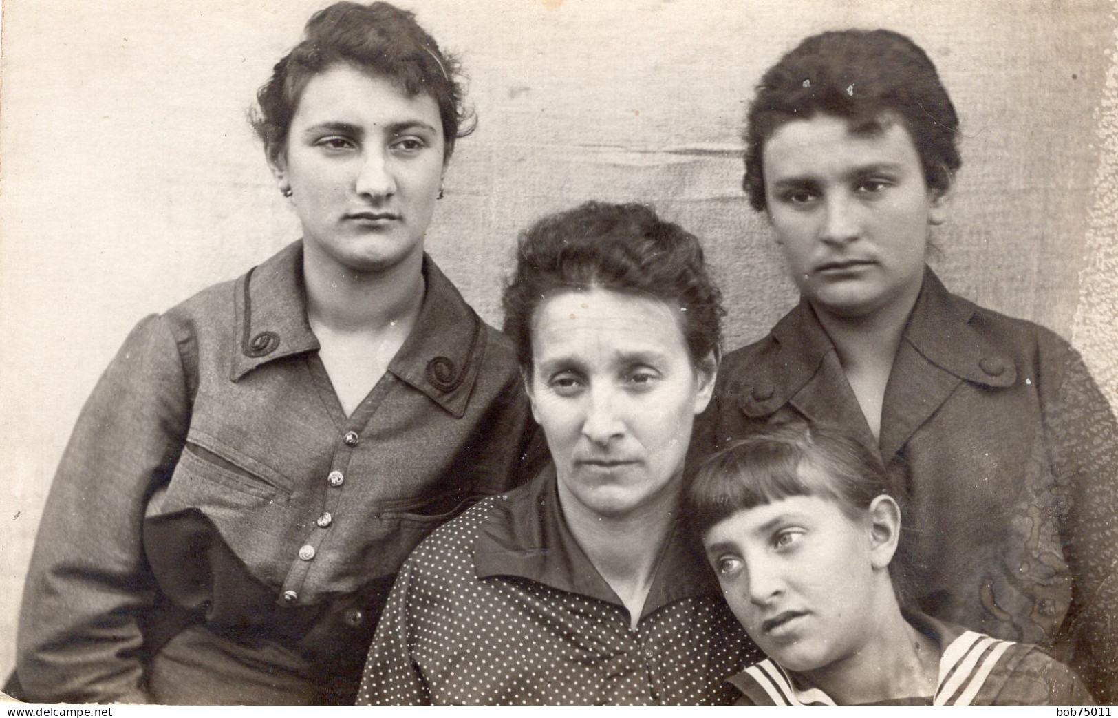 Carte Photo D'une Femme Avec Ces Trois Fille Posant Dans Un Studio Photo - Anonymous Persons