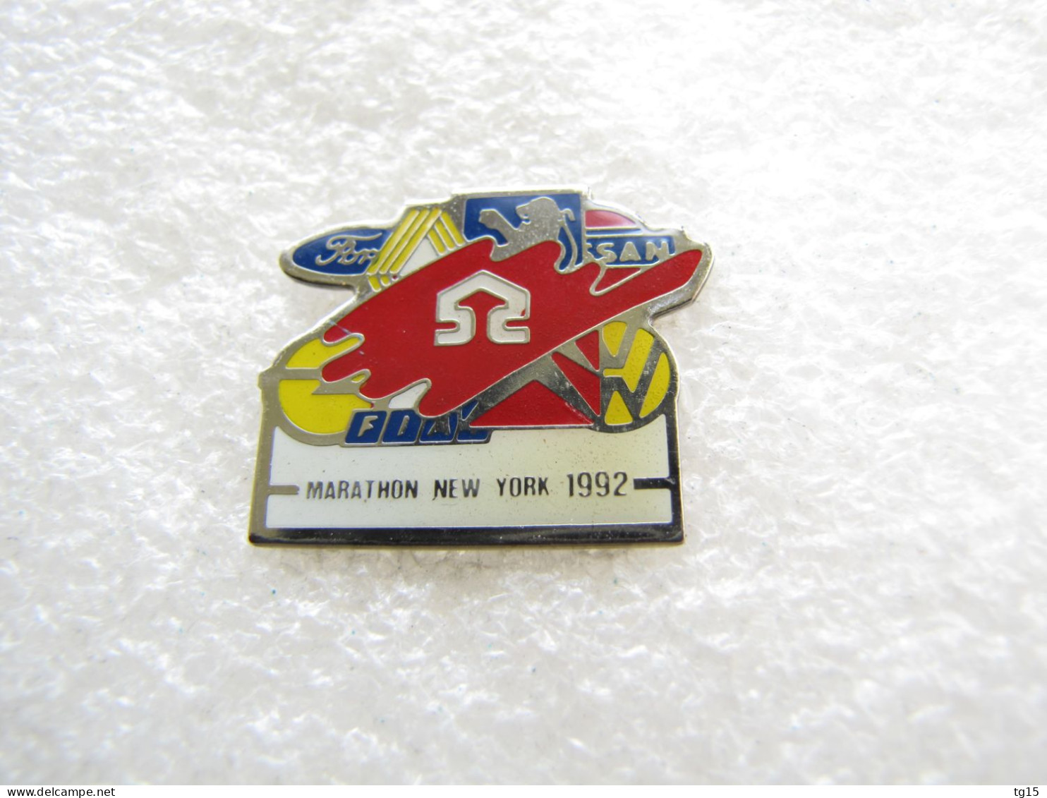 RARE PIN'S  LOGO  FORD  RENAULT PEUGEOT  NISSAN  OPEL FIAT  CITROEN  VOLKSWAGEN  MARATHON DE  NEW YORK 1992 - Other & Unclassified