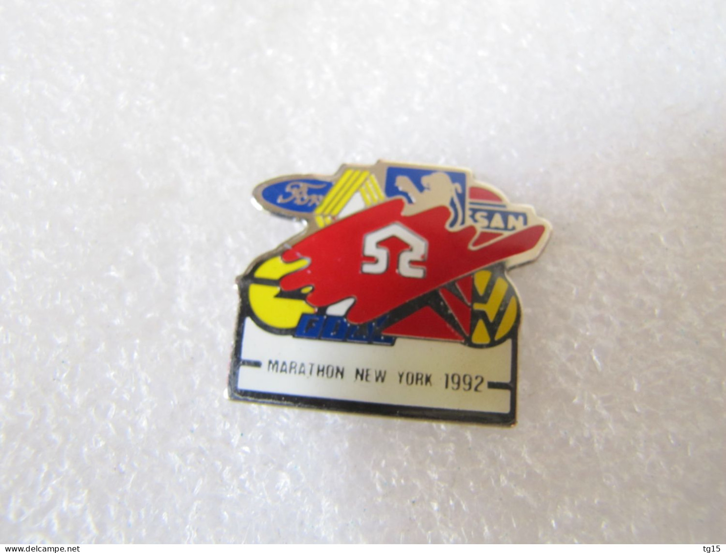 RARE PIN'S  LOGO  FORD  RENAULT PEUGEOT  NISSAN  OPEL FIAT  CITROEN  VOLKSWAGEN  MARATHON DE  NEW YORK 1992 - Autres & Non Classés