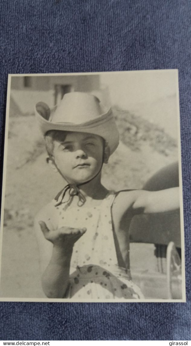 PHOTO PHOTOGRAPHIE JEUNE GARCON AVEC CHAPEAU DE COW BOY FORMAT 11.5 PAR 15 CM - Anonymous Persons