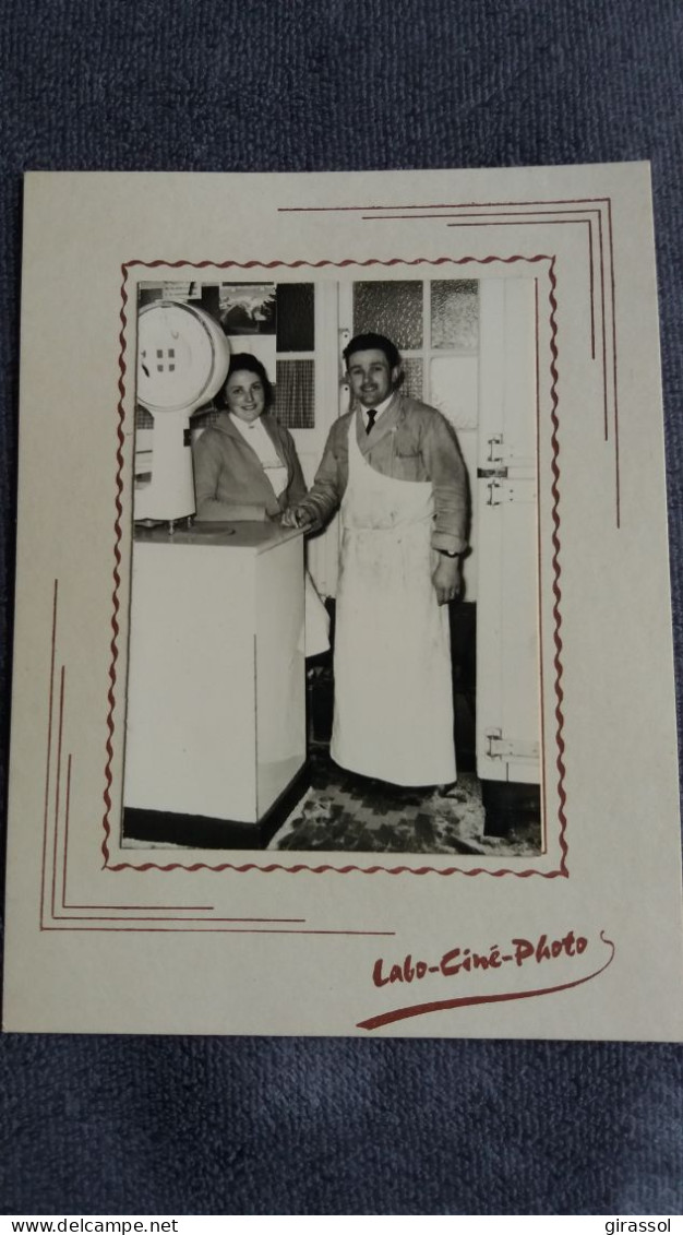 PHOTO PHOTOGRAPHIE COUPLE DE BOUCHER CHARCUTIER ? METIER LABO CINE PHOTO FORMAT 11 PAR 8 CM - Persone Anonimi