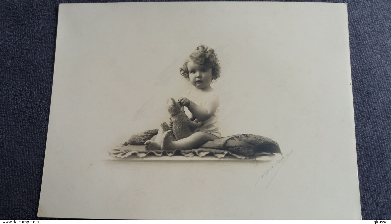 PHOTO PHOTOGRAPHIE SIGNEE FILLETTE ET SON DOUDOU OURS EN PELUCHE  FORMAT 13 PAR 18 CM - Anonymous Persons