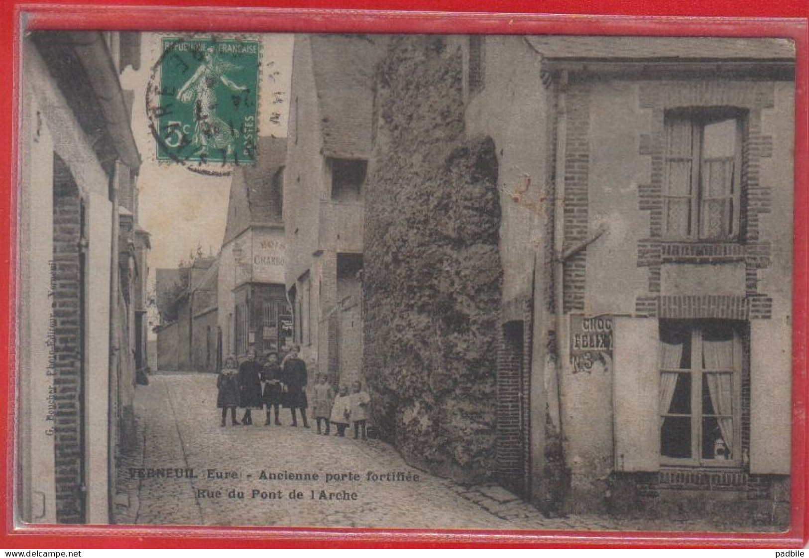 Carte Postale 27. Verneuil Rue Du Pont De L'Arche  Ancienne Porte Fortifiée Très Beau Plan - Verneuil-sur-Avre