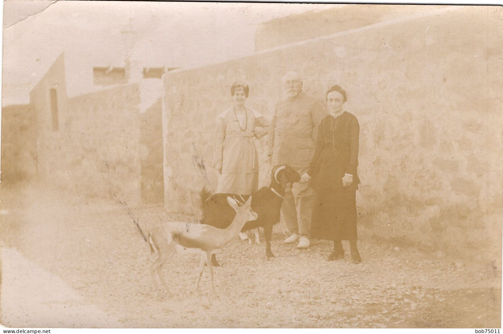 Carte Photo D'une Famille élégante Avec Une Chévre Et Une Petite Antilope  Posant Devant Leurs Maison Vers 1920 - Persone Anonimi