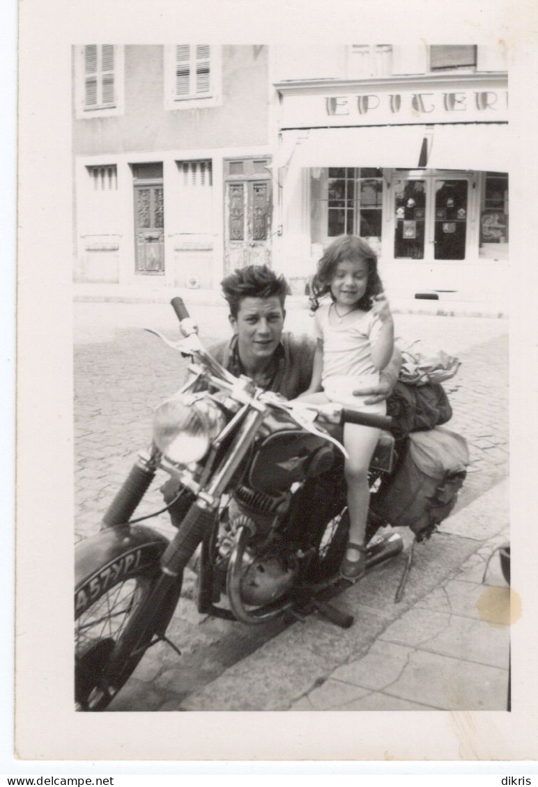 PHOTO-ORIGINALE- UNE PETIT FILLE SUR LA MOTO - Cyclisme