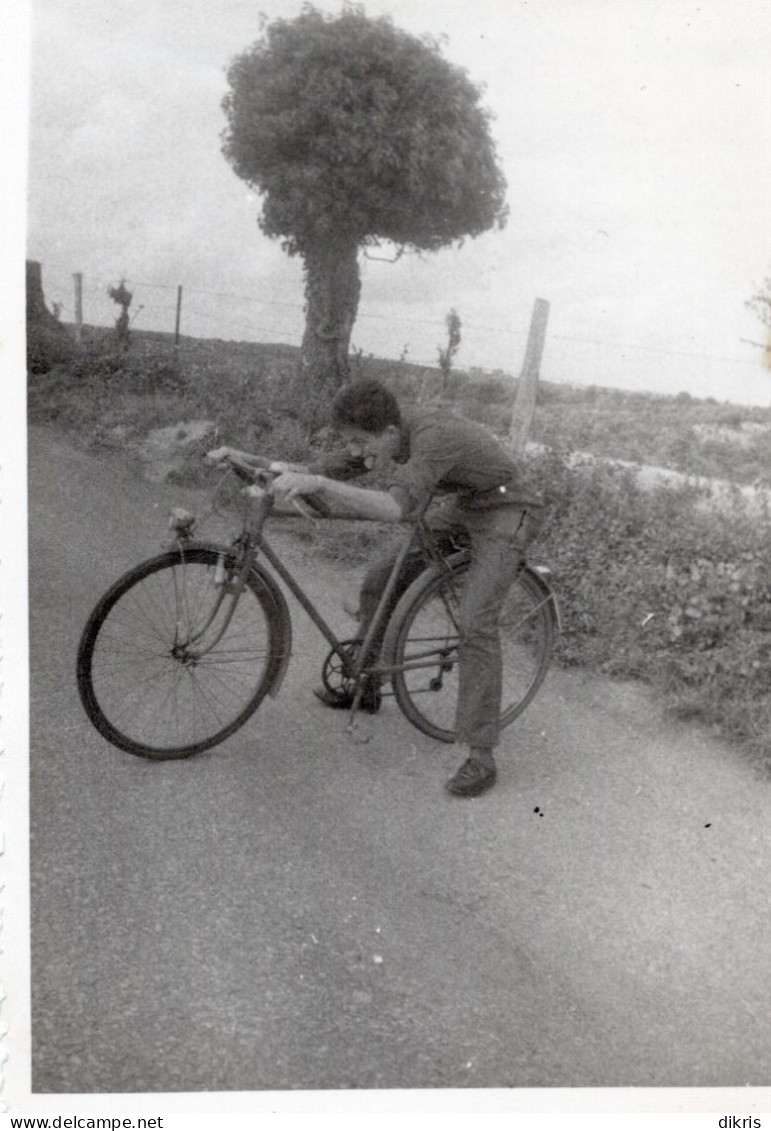 PHOTO-ORIGINALE- UN JEUNE HOMME SUR LE VÉLO - Cycling