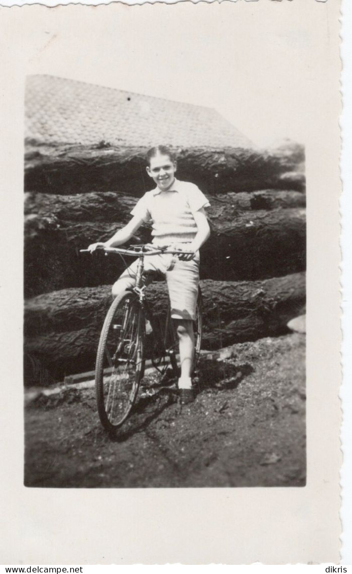 PHOTO-ORIGINALE- UN JEUNE GARCON SUR LE VÉLO - Ciclismo