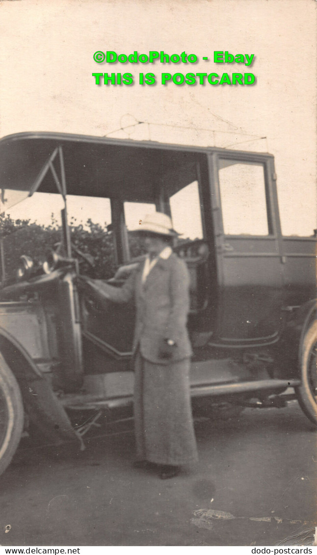 R419459 Woman. Vehicle. Old Photography. Postcard - Monde