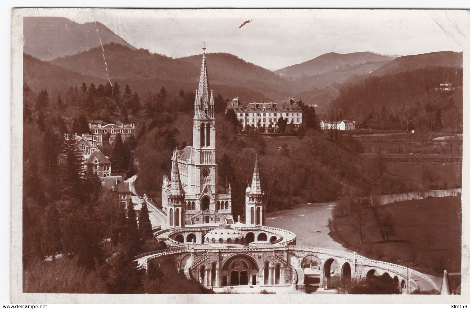 Lourdes - La Basilique, Vue Du Château-Fort - Lourdes