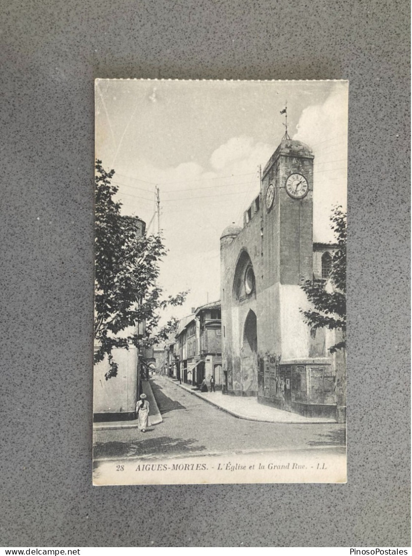 Aigues-Mortes - L'Eglise Et La Grand Rue Carte Postale Postcard - Aigues-Mortes