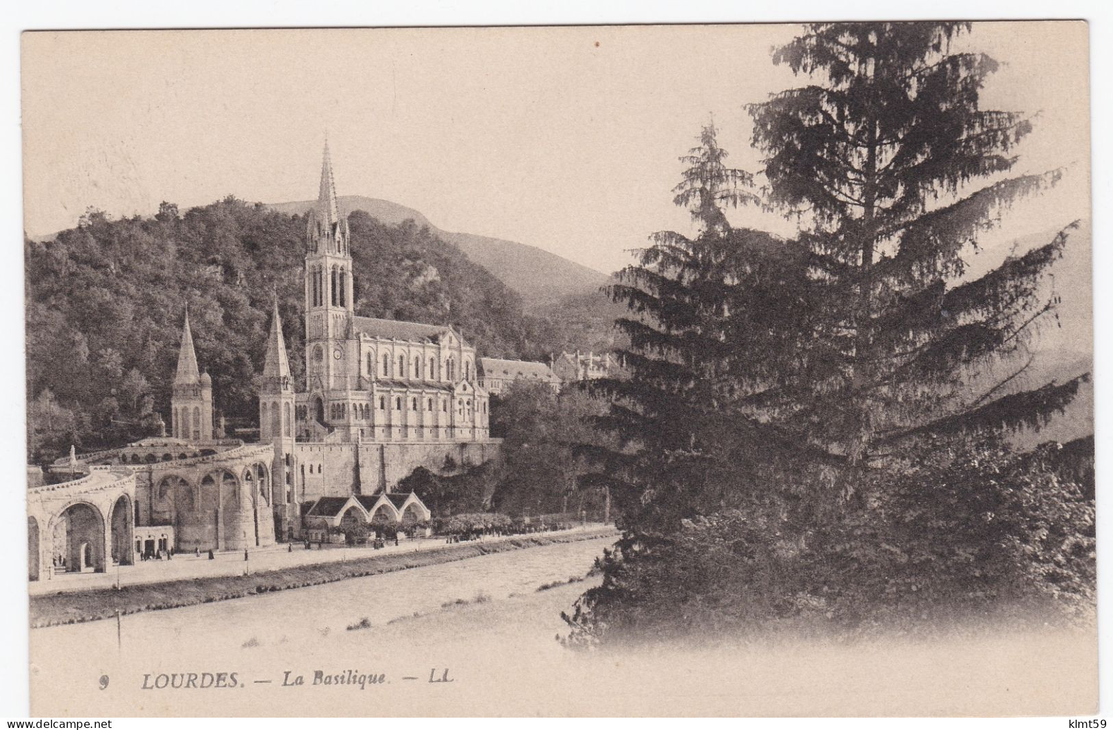 Lourdes - La Basilique - Lourdes