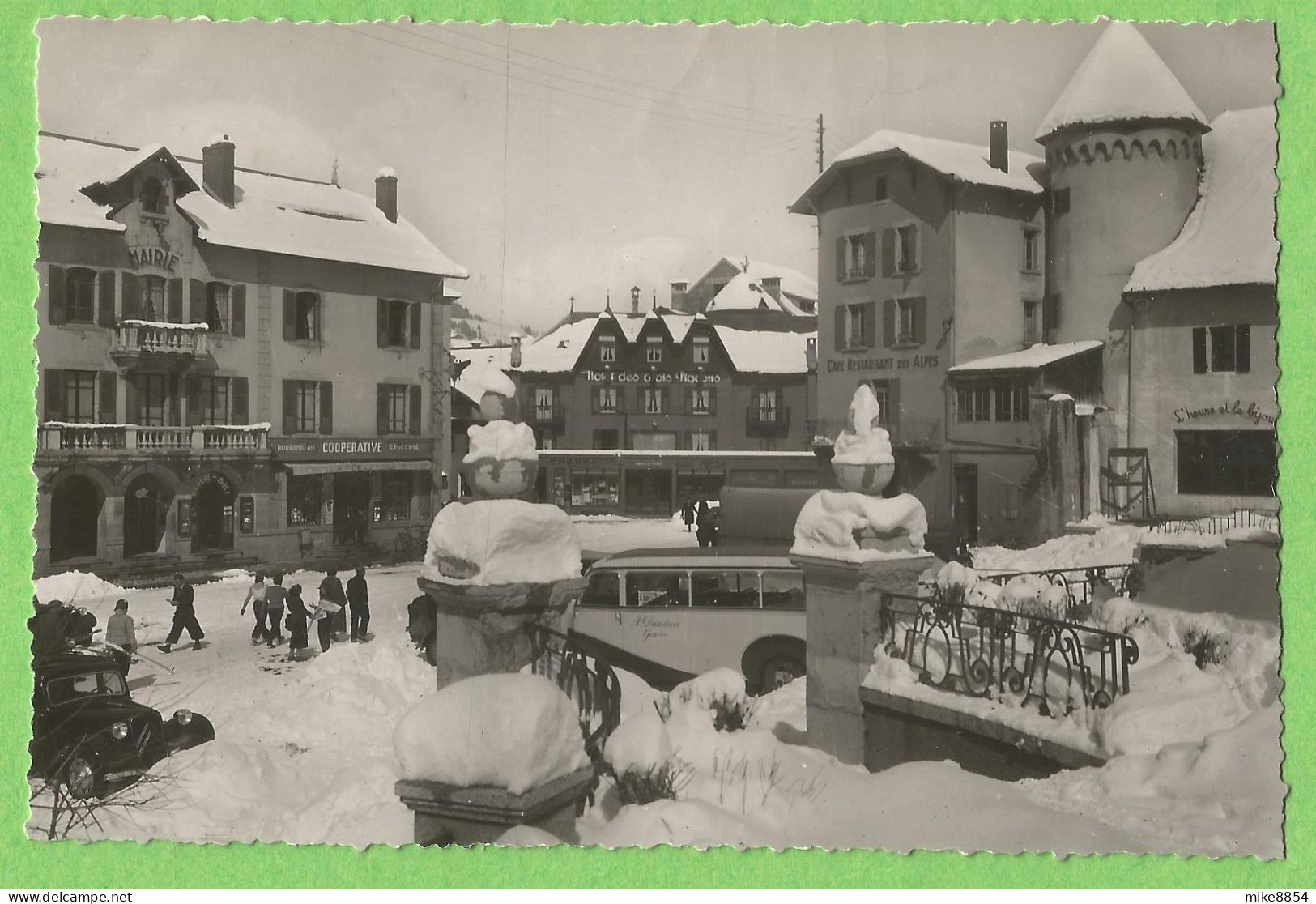 ANG262  CPSM MEGEVE (Hte-Savoie)  Place De La Mairie - Boulangerie Coopérative Epicerie - Café Des Restaurant Des Alpes - Megève