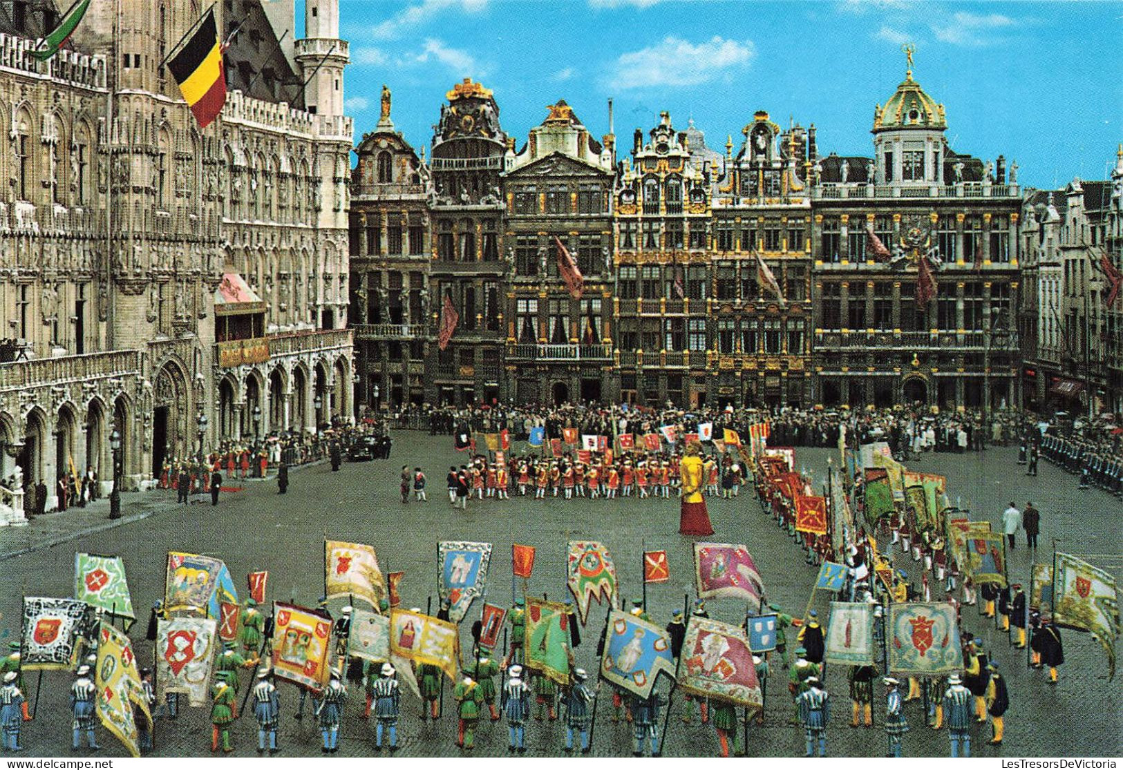 BELGIQUE - Bruxelles - Grand'Place - Groupe De L'Ommegang - Drapeaux Des Corporations - Animé - Colorisé - Carte Postale - Altri & Non Classificati