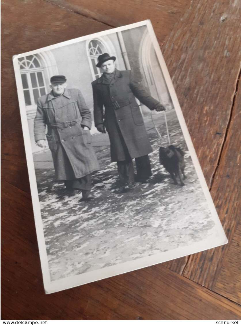 KARL MARX STADT - CHEMNITZ - FOTO STAPP - MITTELALTERLICHER HERR Mit SCHWARZEM SPITZ Und ALTEM HERRN - HUND - Lieux