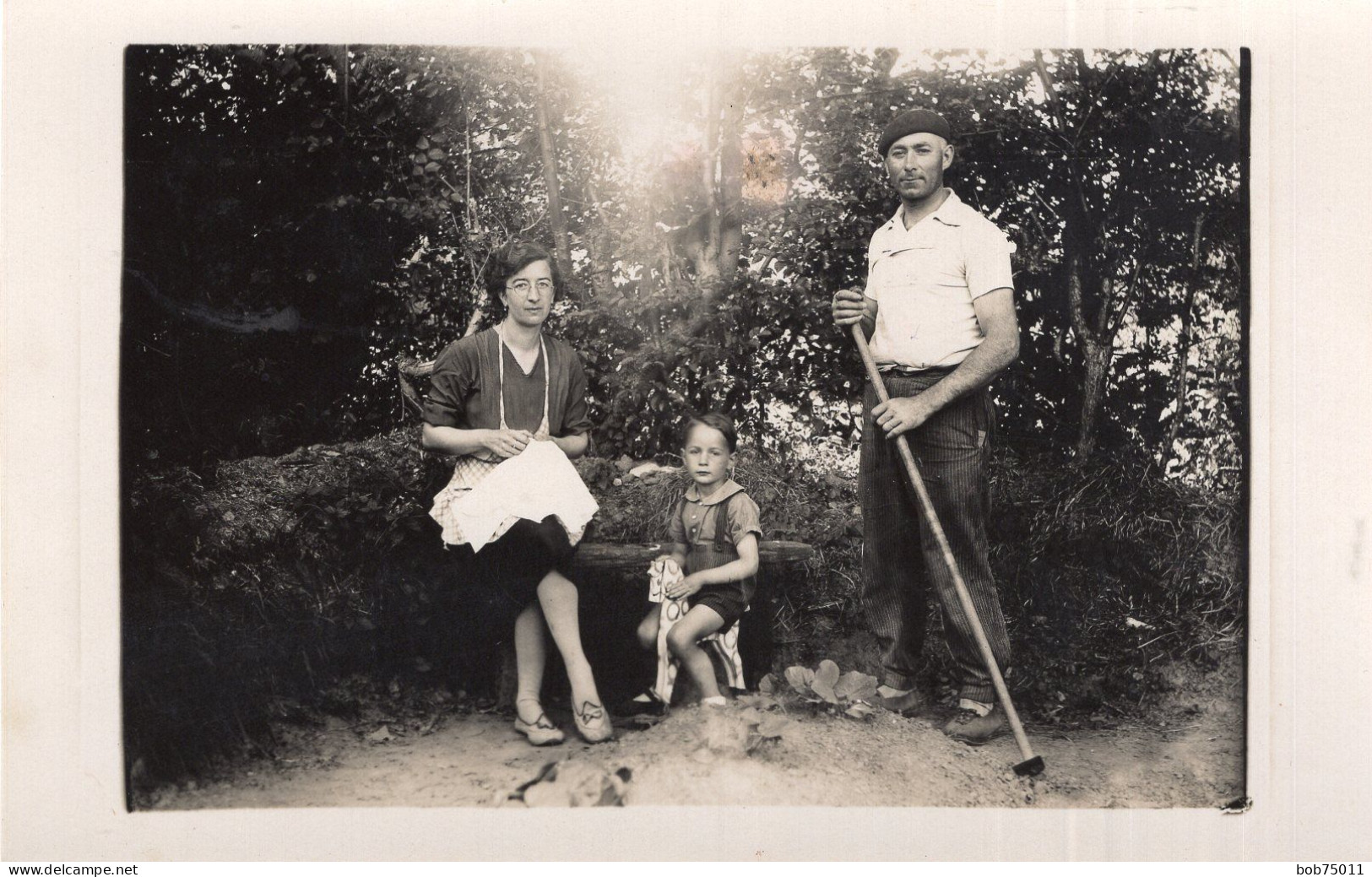 Carte Photo D'une Famille Posant Dans Leurs Jardin  Vers 1930 - Anonymous Persons