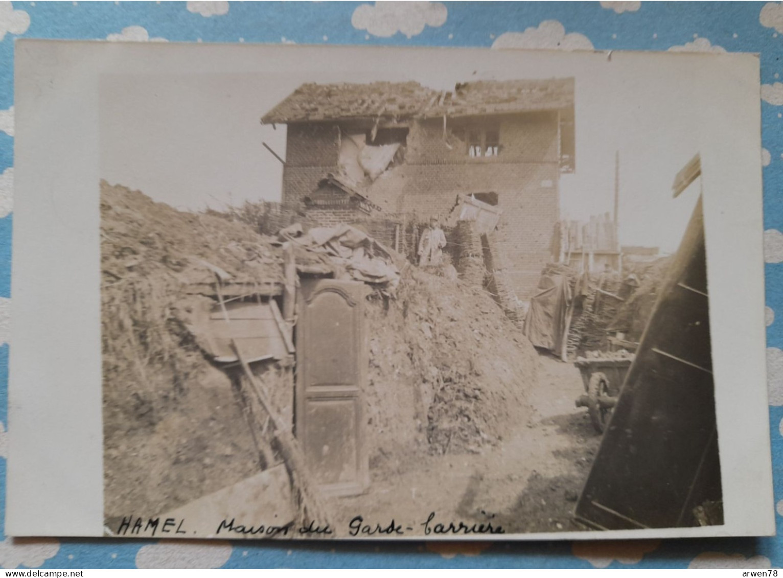 CARTE PHOTO 80 HAMEL SOMME LA MAISON DU GARDE BARRIERE AVEC COMMENTAIRES AUX DOS ( Talus Avec Porte De Placard 1915 ) - Fotografie