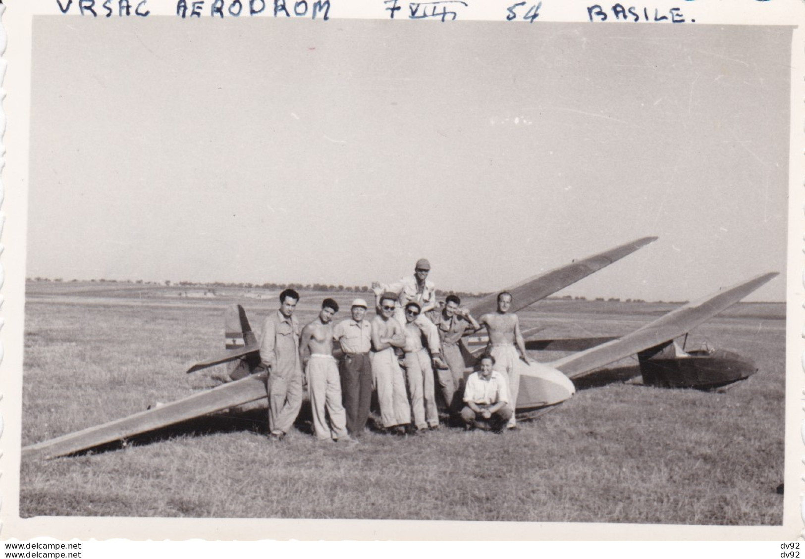 SERBIE  VRSAC AERODROME PLANEURS ET PILOTE 1954 - Aviation