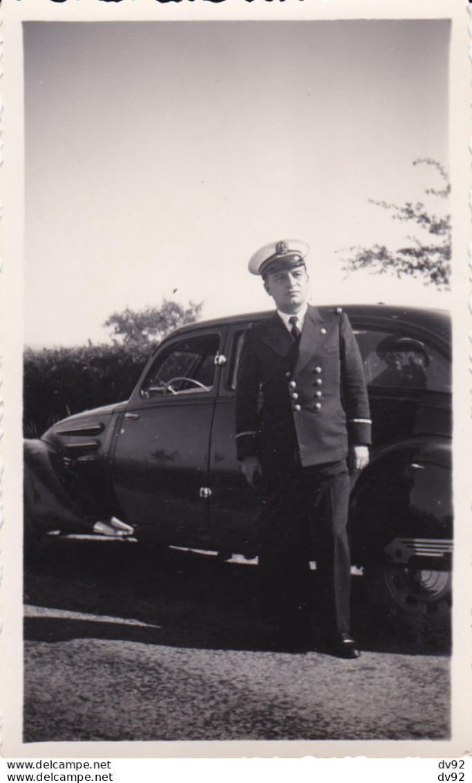 VOITURE PEUGEOT 302 ET OFFICIER - Automobile